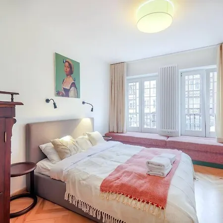 Cityscape Haven: Urban Retreat Apartament *