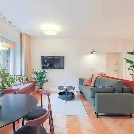 Cityscape Haven: Urban Retreat Apartament *